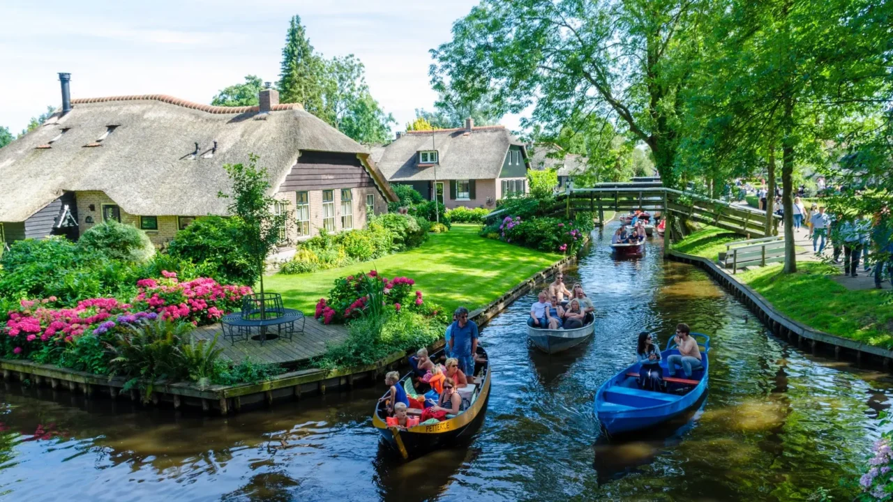 Giethoorn – The Car-Free Dutch Village Where Boats Rule
